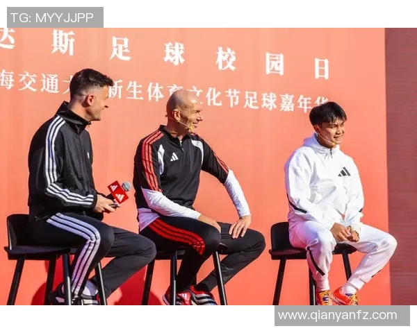 足球明星合影立牌展现传奇瞬间球场荣耀与激情的完美结合 足球明星合影立牌展现传奇瞬间球场荣耀与激情的完美结合